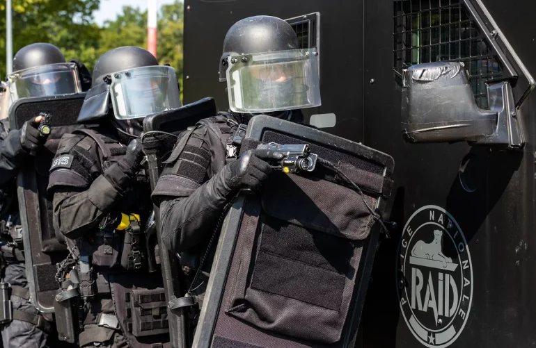 Prise d’otages à la prison d’Arles : un détenu armé retient cinq membres du personnel pénitentiaire